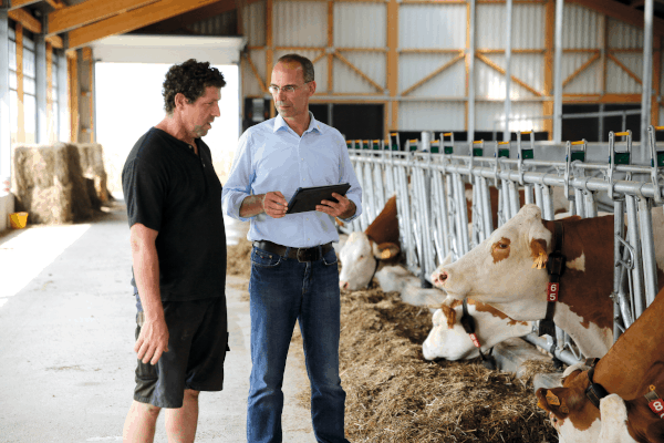 JOSERA Consultant with farmer in the barn